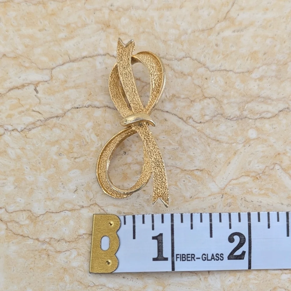 Vintage Gold Tone Statement Bow Ribbon Feminine Grandmacore Pin Brooch